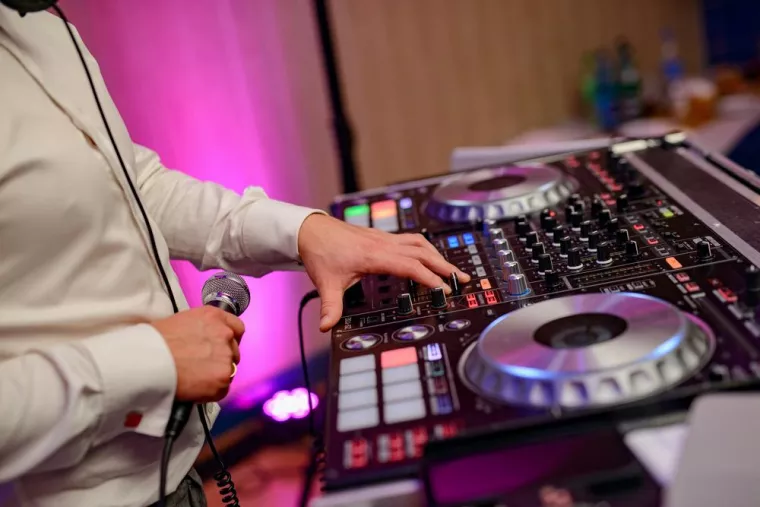 À qui faire appel pour s'occuper de la musique lors du vin d'honneur d'un mariage ?, Grenoble, Make Alpes Event